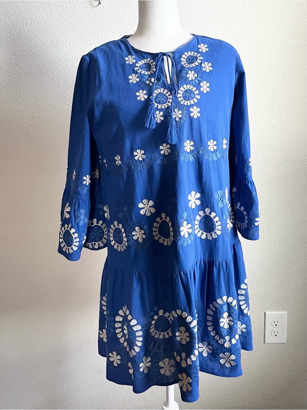 Tyler Boe Holly Blue Embroidered Dress with White Floral Accents Women’s M